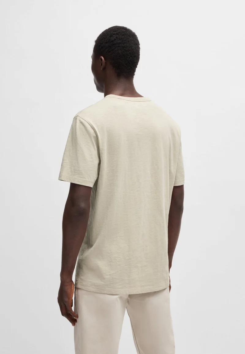 بوس تيشيرت قطن سلب بقصة عادية وتفاصيل شعار